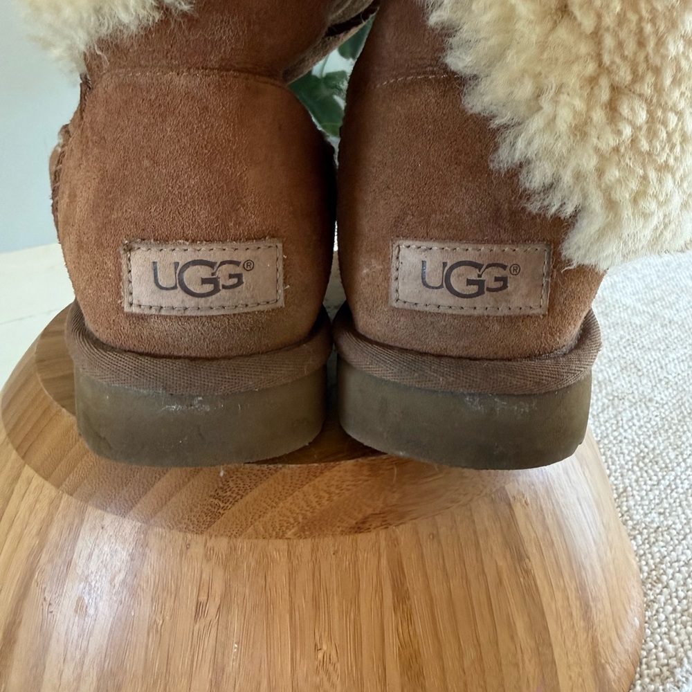 Chestnut UGGS with button - Picture 3 of 4